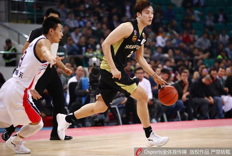 三小时罚球鏖战,丁彦雨航空砍四十二分,广州队险胜山东队 山东队外援劳森在多人围堵下艰难上篮,身体失去平衡,展现比赛的激烈对抗程度。