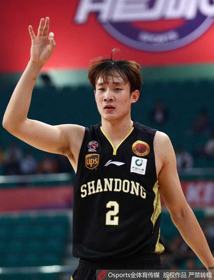 三小时罚球鏖战,丁彦雨航空砍四十二分,广州队险胜山东队 广州队小外援弗格运球突破山东队的严防死守,他表情坚毅,犹如一把尖刀直插对手腹地。