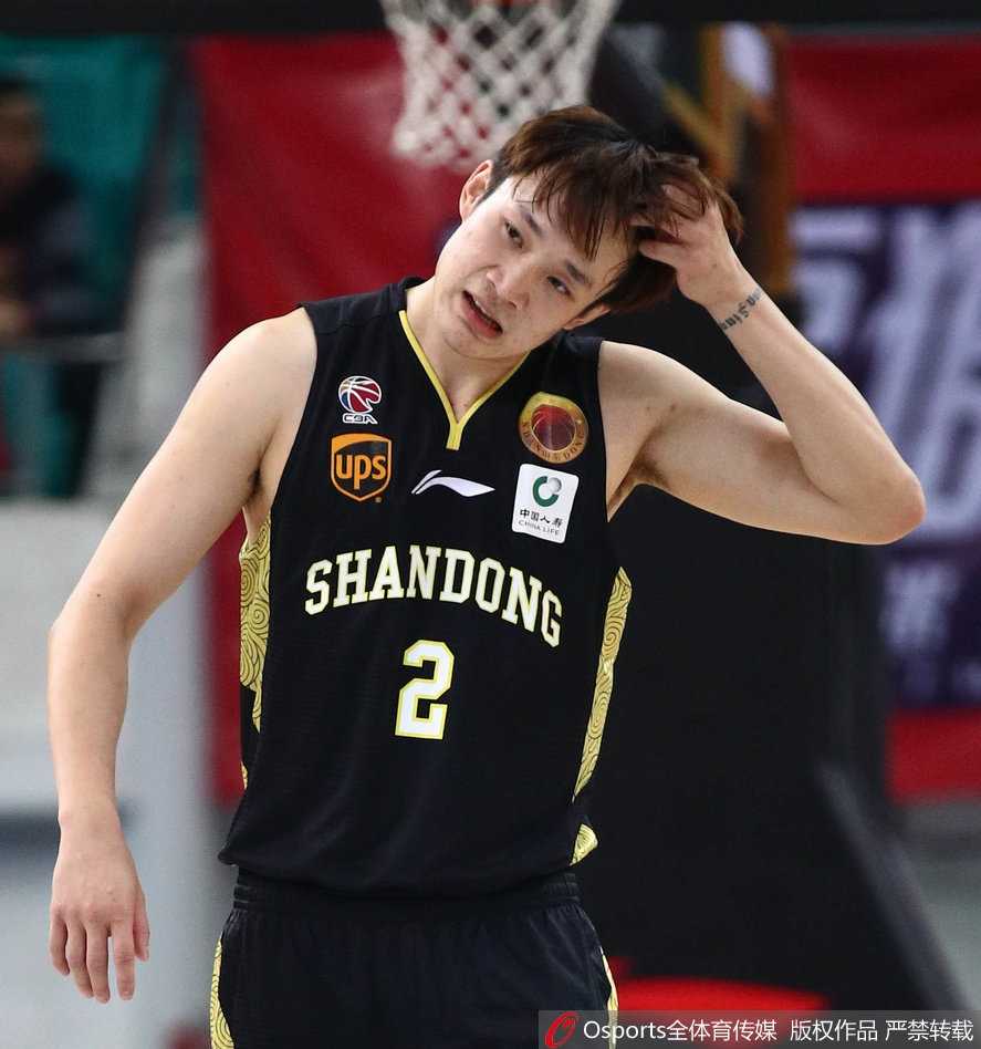 三小时罚球鏖战,丁彦雨航空砍四十二分,广州队险胜山东队 广州队球员胡珑贸在底角稳稳出手三分,篮球在空中划出一道美妙的弧线,直坠网心。