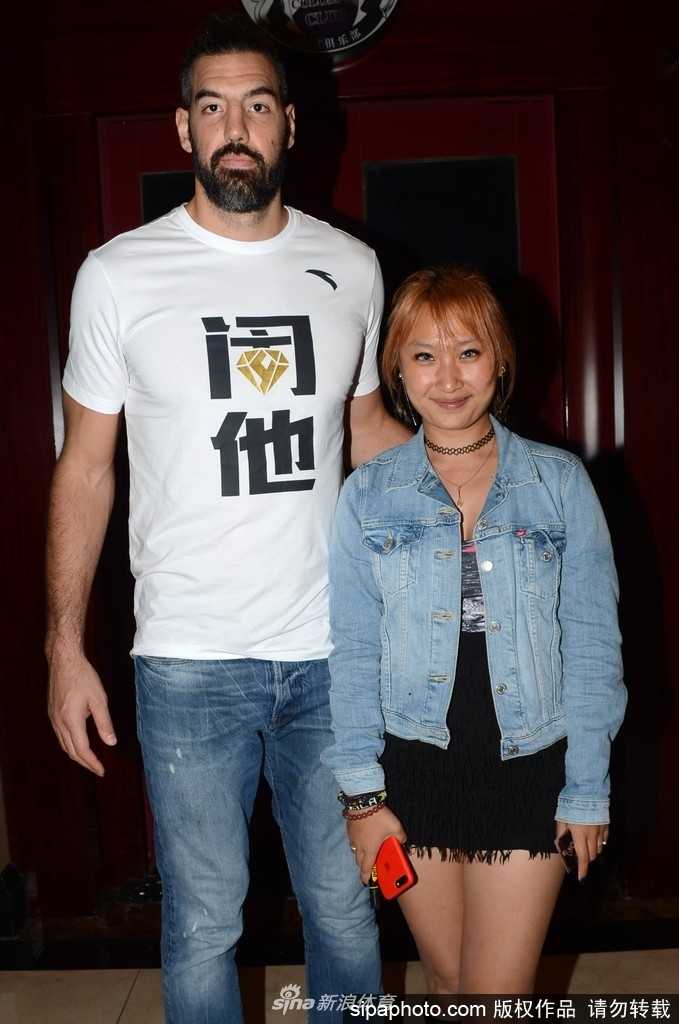 在酒店的另一侧，斯科拉被几名特意赶来的老球迷拦住，他们手里拿着珍藏多年的火箭队纪念品，斯科拉见状立刻露出惊喜的表情，仿佛遇到了多年未见的老友。