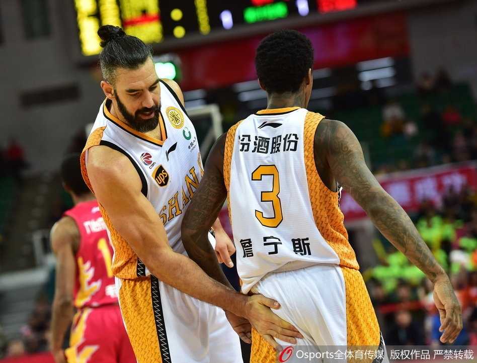 兰德里在失去重心的情况下依然顽强将球放进，展现了‘神鸟’在内线的搏杀精神。