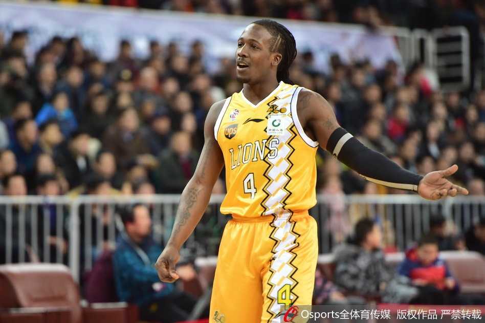 “寂寞大神”福特森在山西悍将的围追堵截下强行突破，他矮小的身影在长人丛林中穿梭，如同精灵般舞动，用一次次撕裂防守的突破为广厦队续航。