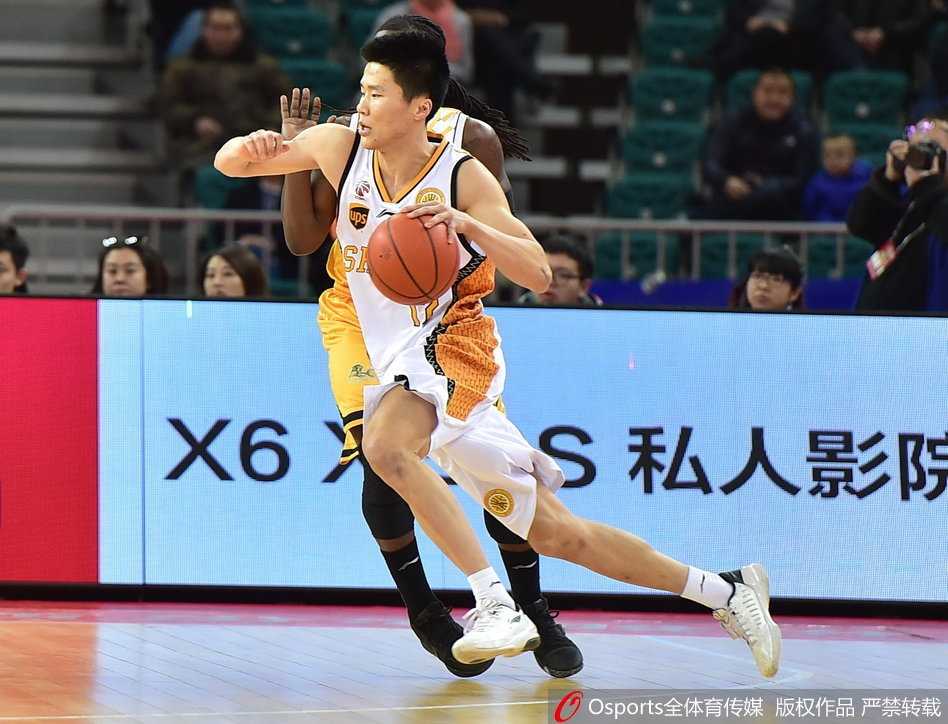 斯科拉用经典的“阿根廷舞步”晃开防守，那飘逸的长发在空中划过一道优美的弧线，老将的艺术篮球在这一刻绽放得淋漓尽致。