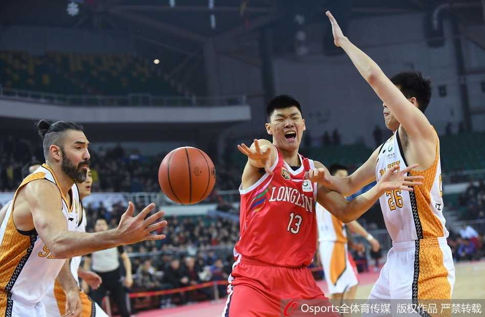 广州外援福格面对山西球员的贴身紧防，自信出手三分远投，篮球在空中划过一道美妙的弧线直坠网窝。