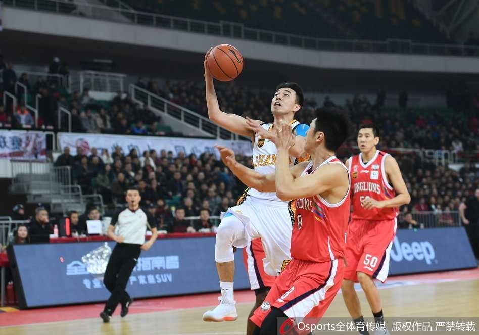 山西队沃伦在快攻中高高跃起，上演单手劈扣，身体在空中完全舒展，充满了暴力美学的视觉冲击力。