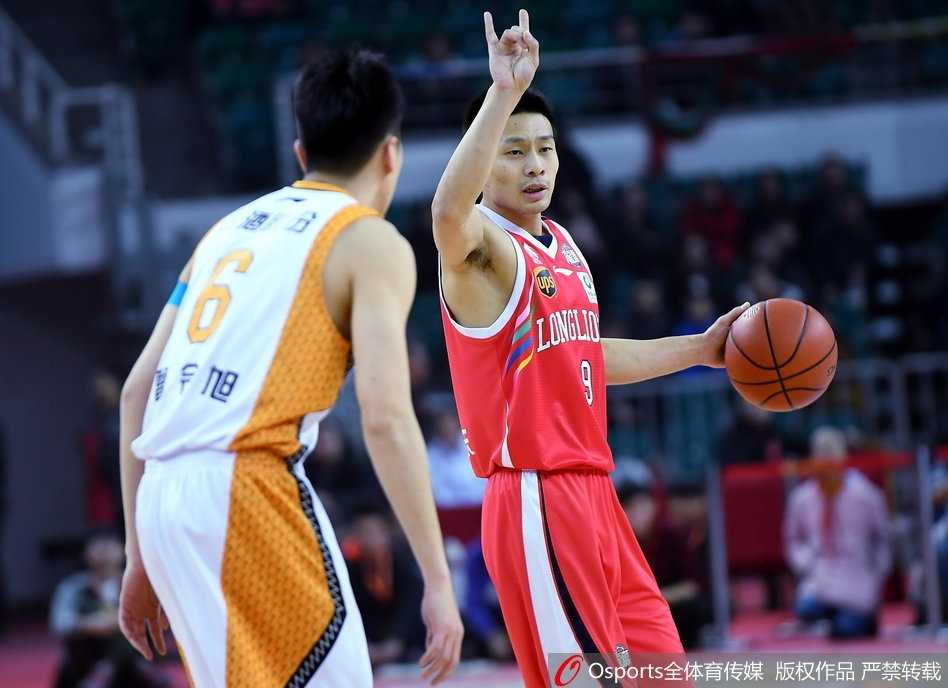 广州队大外援汉斯布鲁与山西球员在篮下激烈争夺篮板球，肌肉碰撞的瞬间展现了CBA联赛内线对抗的激烈程度。