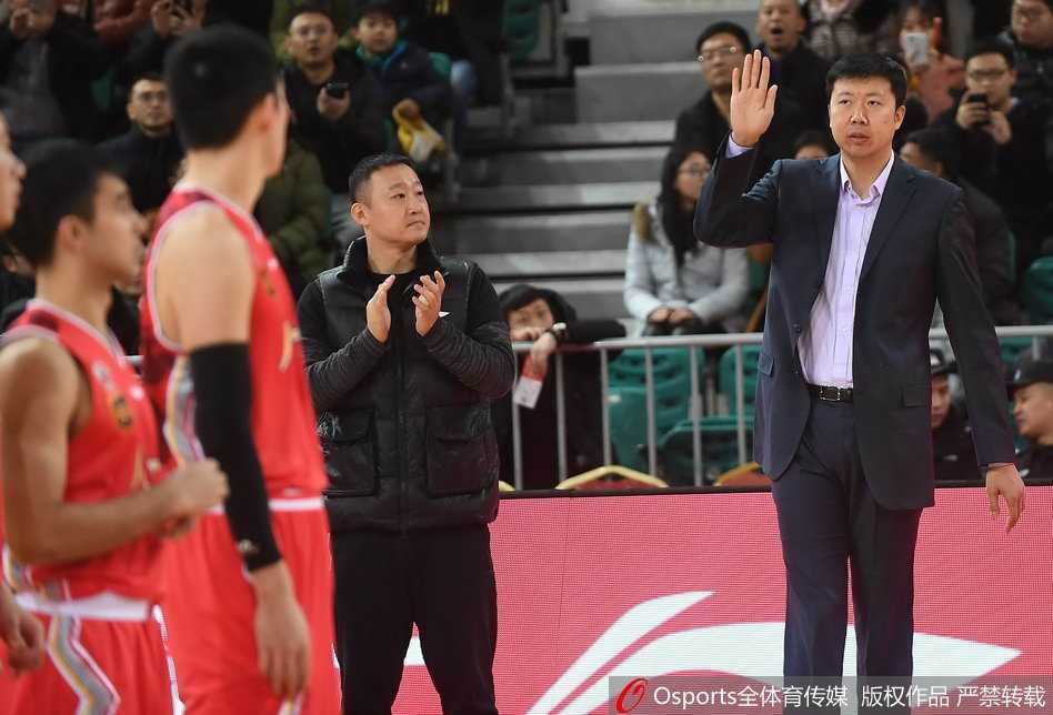 三晋猛狮主场发威,送八一南昌十四连败 斯科拉在八一队内线群中高高跃起,强硬摘下前场篮板,眼神中满是潘帕斯雄鹰的锐利与狡黠。