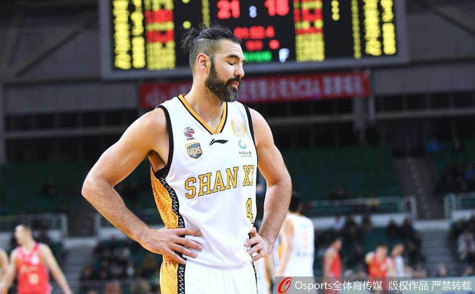 三晋猛狮主场发威,送八一南昌十四连败 王洪命中压哨三分后握拳怒吼,全场球迷为之沸腾,他脸上洋溢着难以抑制的兴奋,这是属于他的闪耀时刻。