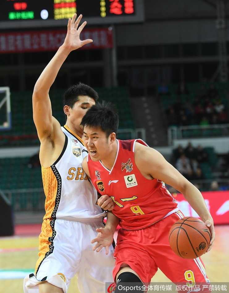 三晋猛狮主场发威,送八一南昌十四连败 曾令旭持球如离弦之箭般撕破八一防线,他脑后传球的假动作骗过所有防守者,灵动身影令人过目难忘。