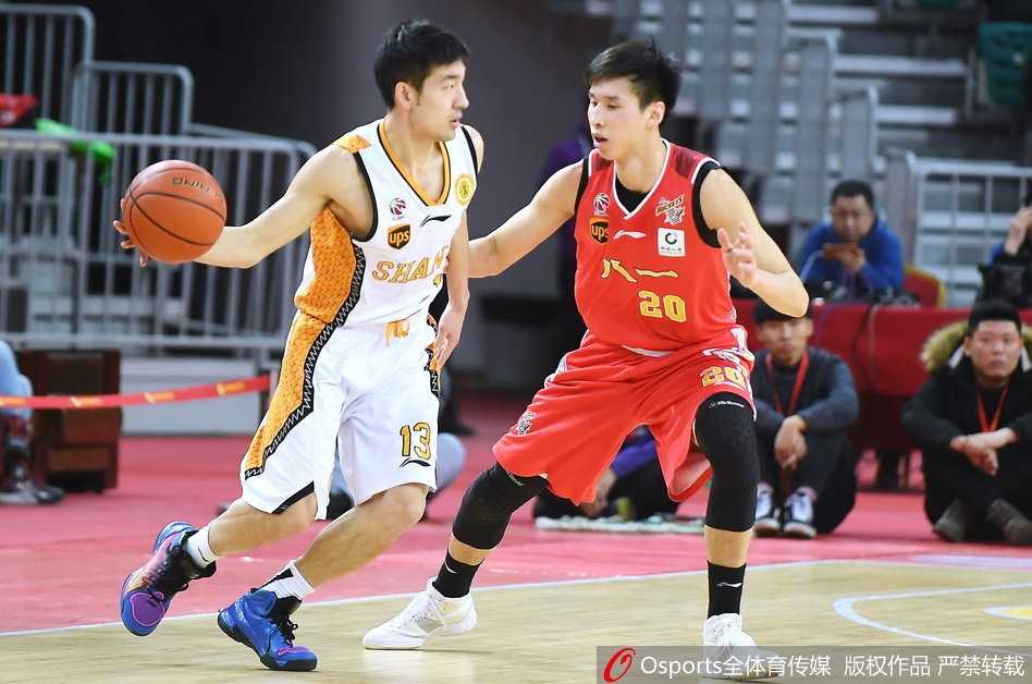 三晋猛狮主场发威,送八一南昌十四连败 八一队年轻核心付豪在山西内线多人合围下强行出手,他肌肉紧绷,面部写满了不屈与坚韧,誓要捍卫荣誉。