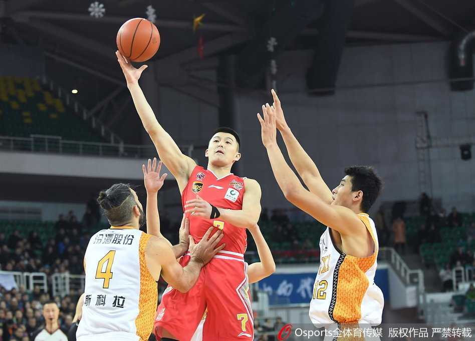 三晋猛狮主场发威,送八一南昌十四连败 老将斯科拉背身单打八一球员,他用一个逼真的转身晃开防守,随后轻舒猿臂,篮球划出优美弧线空心入网。