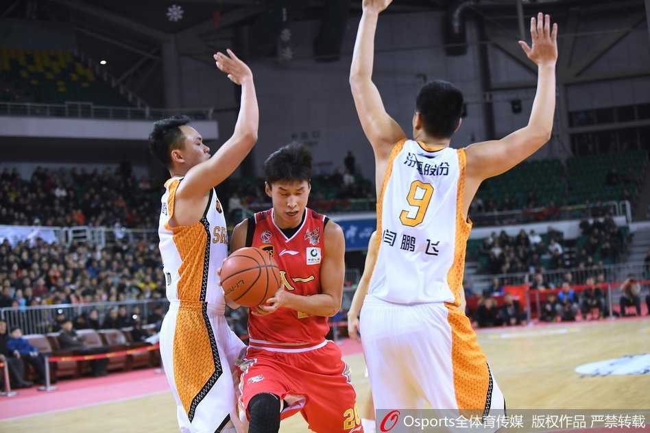 三晋猛狮主场发威,送八一南昌十四连败 山西外线射手李敬宇接球后稍作调整,随即干拔而起,皮球从他的指尖飞旋而出,直奔篮筐,三分线外他冷血无情。