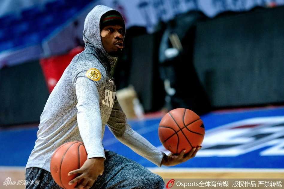 王非指导双手比划着战术板上的复杂路线，眼神坚毅，正为球员拆解对手的防守迷局。