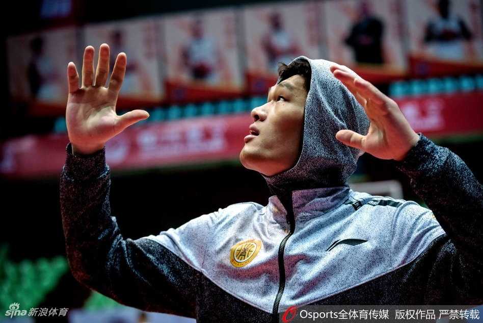 球员滑步如飞燕掠过地板，双臂舒展如鹰翼，在三分线外筑起第一道防线。