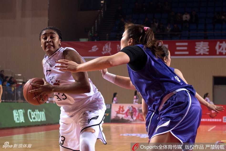 三秦玫瑰憾负强敌,沈部铁军客場险胜 籃下激烈的卡位戰,陝西隊安靜(右)與沈部內線悍將為了球權互不相讓,肌肉對抗迸發出巾幗不讓須眉的火花。