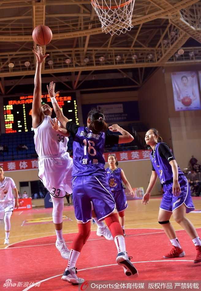 三秦玫瑰憾负强敌,沈部铁军客場险胜 沈部队核心李梦在人群中运球推进,她眼神专注,肌肉线条紧绷,充满了力量感,正欲用一次強突撕開對手的防線。