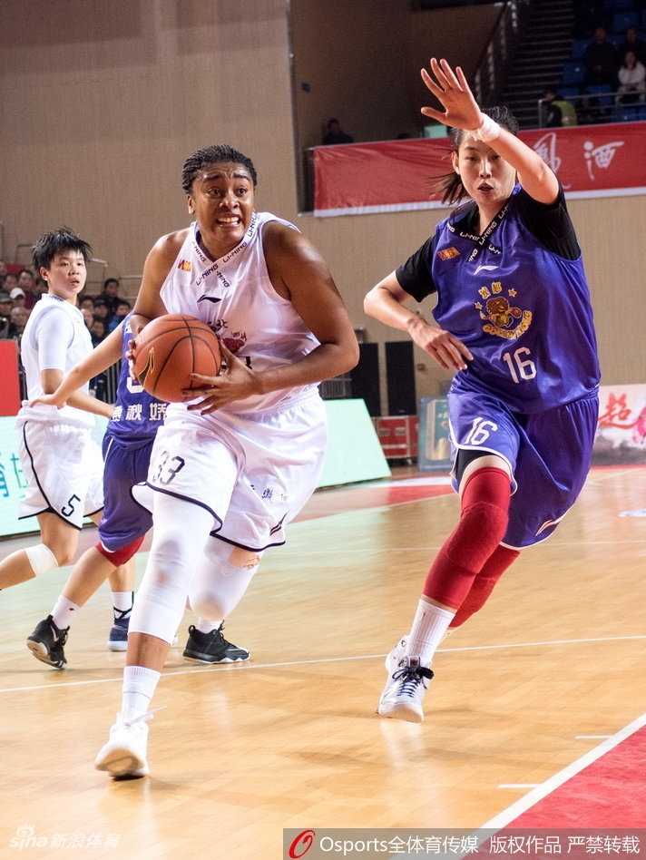 三秦玫瑰憾负强敌,沈部铁军客場险胜 賽後,兩隊球員相互致意,勝利的喜悅與失利的遺憾交織,但彼此眼神中充滿了對對手的尊重,詮釋了競技體育的溫情。