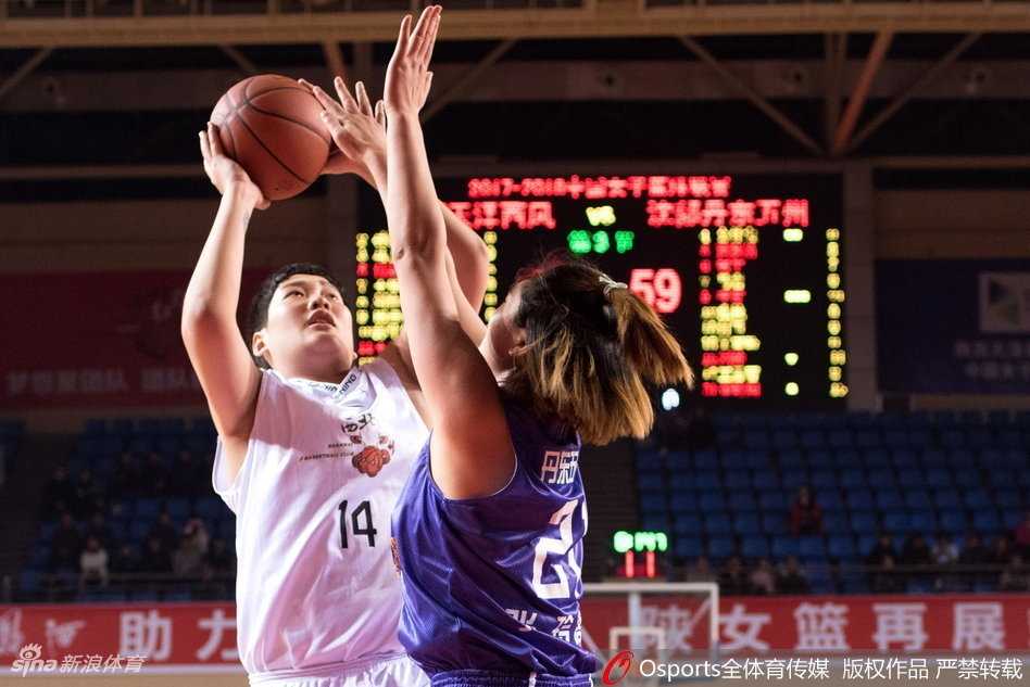 三秦玫瑰憾负强敌,沈部铁军客場险胜 沈部隊教練組在場邊神情專注地布置戰術,他們手勢堅定,仿佛在為場上的弟子們傳遞必勝的信念與智慧。