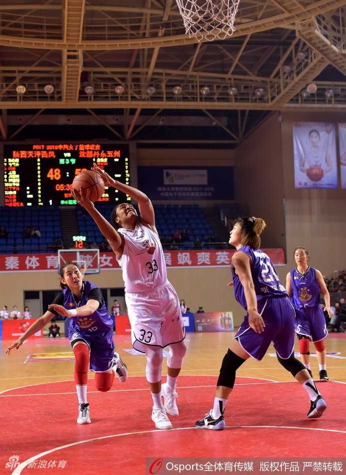 三秦玫瑰憾负强敌,沈部铁军客場险胜 主场作战的陕西女篮将士们眼神坚毅,她们在寒风中身着红衣,宛如燃烧的烈焰,誓要在球迷面前捍卫主场荣耀。