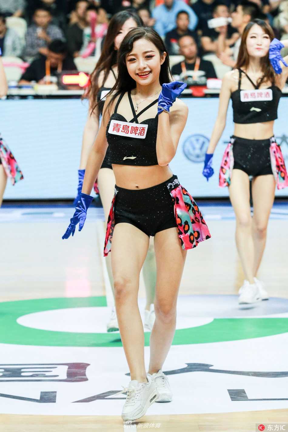 上海哔哩哔哩啦啦队燃爆全场 二次元萌力席卷CBA赛场 镜头拉近,这位啦啦队成员正全神贯注地完成一个俏皮的 waving 动作,她手中的花球随着身体的律动划出优美的弧线。背后巨大的上海哔哩哔哩队 LOGO 与她的青春气息相得益彰,完美诠释了竞技体育与流行文化的化学反应。