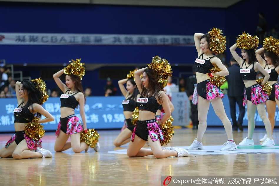 上海啦啦队宝贝倾情助阵 主场落败难掩赛场激情 镜头聚焦于一位正在热舞的啦啦队女生,她面带甜美笑容看向侧面,紧身露脐装勾勒出优美的身体线条,动感的姿态定格了青春活力的瞬间。