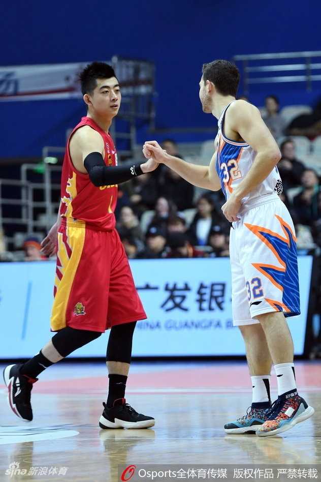 上海大胜吉林保留季后赛希望,“弗神”全能爆发送对手六连败 上海队球员罗汉琛在对方两人的围堵之下,依然毫不畏惧,腾空而起以一股不可思议的角度将球送入篮筐,身体完全失去平衡。