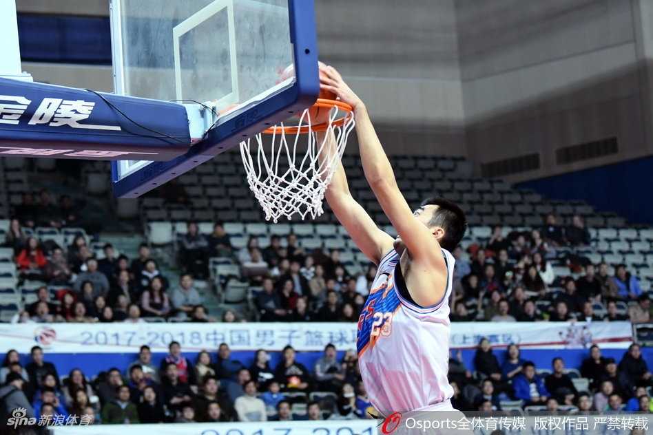 上海大胜吉林保留季后赛希望,“弗神”全能爆发送对手六连败 上海队防守悍将蔡亮如影随形地紧贴吉林队外援韦弗,双臂张开形成一道密不透风的屏障,这是上海队防守意志的缩影。