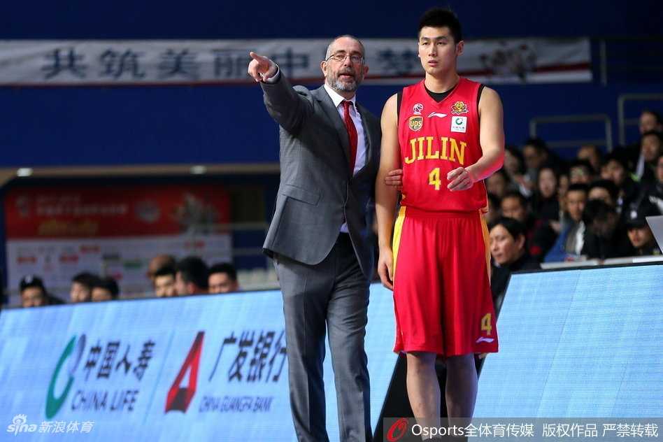 上海大胜吉林保留季后赛希望,“弗神”全能爆发送对手六连败 赛后,获胜的上海队球员们围聚在中圈,相互击掌庆祝这场来之不易的关键胜利,每个人的脸上都洋溢着如释重负的笑容。