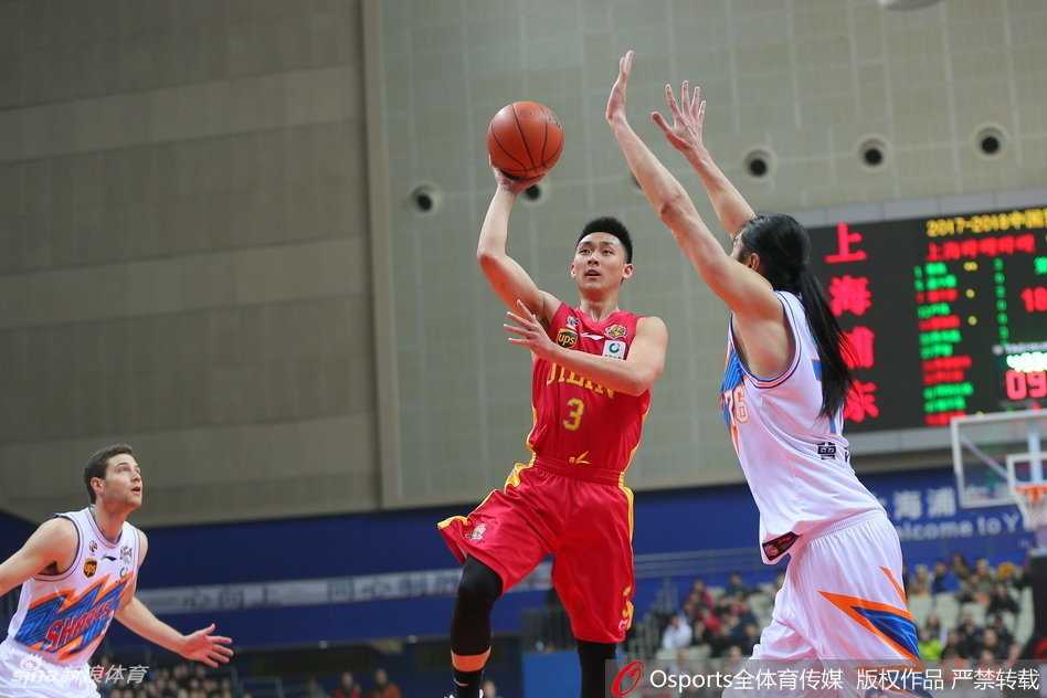 上海大胜吉林保留季后赛希望,“弗神”全能爆发送对手六连败 吉林队外援兰德里在内线卡位要球,肌肉碰撞间充满了力量感,他此役砍下25分,展现了在CBA赛场的丰富经验。