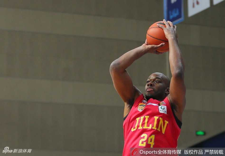 上海大胜吉林保留季后赛希望,“弗神”全能爆发送对手六连败 上海队外援弗雷戴特面对吉林队的贴身紧防,眼神坚毅,手起刀落,篮球在空中划出一道彩虹般完美的弧线,直奔篮筐。