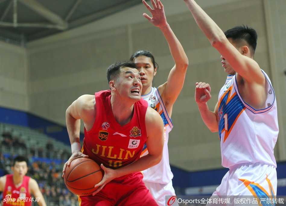 上海大胜吉林保留季后赛希望,“弗神”全能爆发送对手六连败 上海队高塔张兆旭在吉林队内线群中高高跃起,单臂擎天完成一记势大力沉的双手灌篮,瞬间点燃了主场球迷的热情。