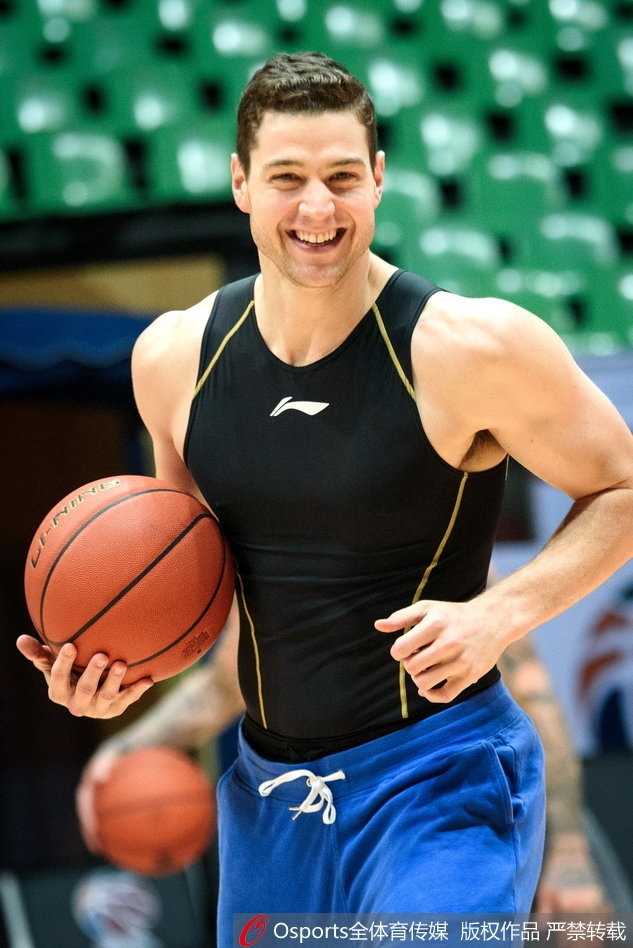 上海大鲨鱼“花臂哥”明纳拉斯:CBA赛场上的冷面射手 上海队训练中,明纳拉斯脱下训练外套,露出布满整个手臂的炫酷纹身,神态轻松自若。