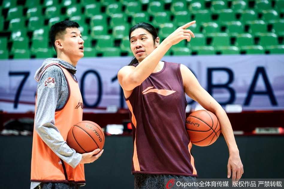 上海大鲨鱼“花臂哥”明纳拉斯:CBA赛场上的冷面射手 明纳拉斯在底角进行三分投篮训练,出手姿势标准如教科书,他是上海男篮外线最稳定的高炮台。