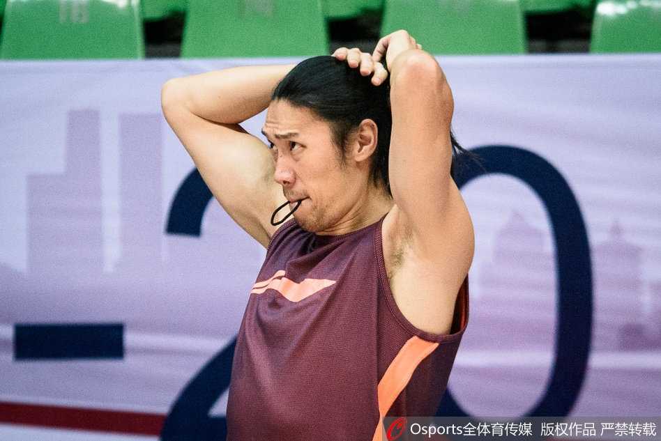 上海大鲨鱼“花臂哥”明纳拉斯:CBA赛场上的冷面射手 明纳拉斯在训练间隙拉伸放松,专注的眼神透露出职业球员的严谨,手臂上的纹身在灯光下格外显眼。