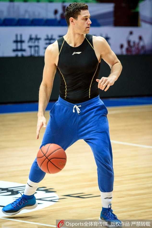 上海大鲨鱼“花臂哥”明纳拉斯:CBA赛场上的冷面射手 训练结束,明纳拉斯认真聆听教练组讲解,强壮的手臂线条和花臂纹身构成了场边一道独特的风景。