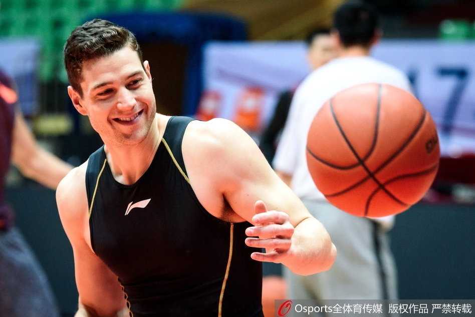 上海大鲨鱼“花臂哥”明纳拉斯:CBA赛场上的冷面射手 训练场上,明纳拉斯正在进行持球突破练习,矫健的步伐完全不像传统内线,尽显全能身手。