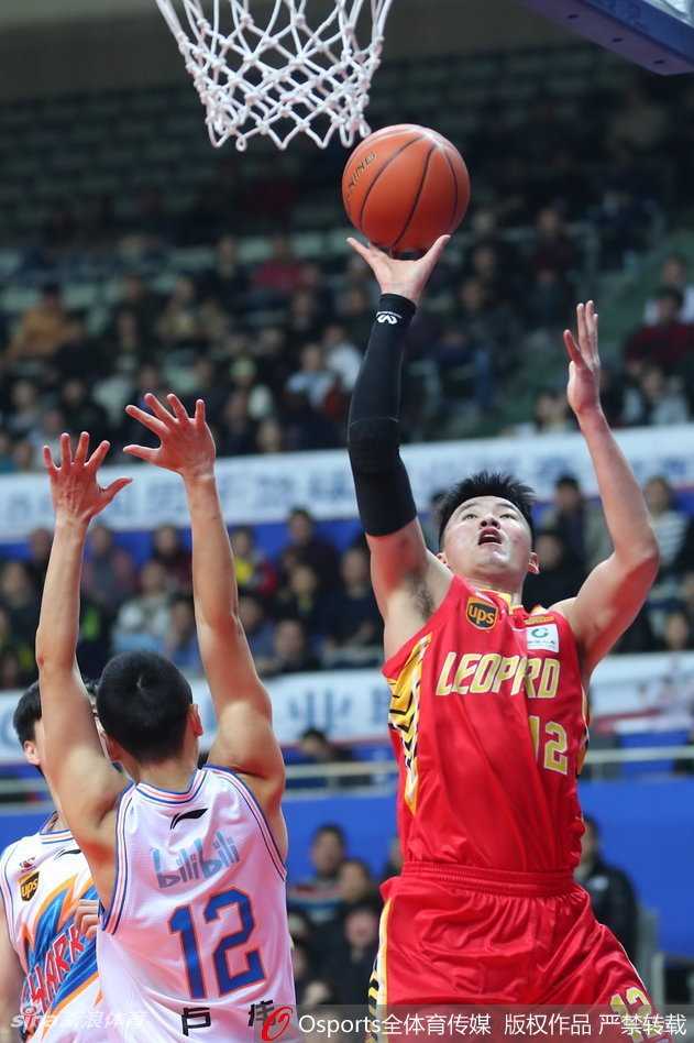 上海大鲨鱼主场复仇深圳保留季后赛火种弗雷戴特携明纳拉斯双星闪耀 罗汉琛在人群中穿梭,用一个漂亮的假动作晃开防守,抛出的篮球越过李慕豪的长臂,轻柔地掉入篮筐。