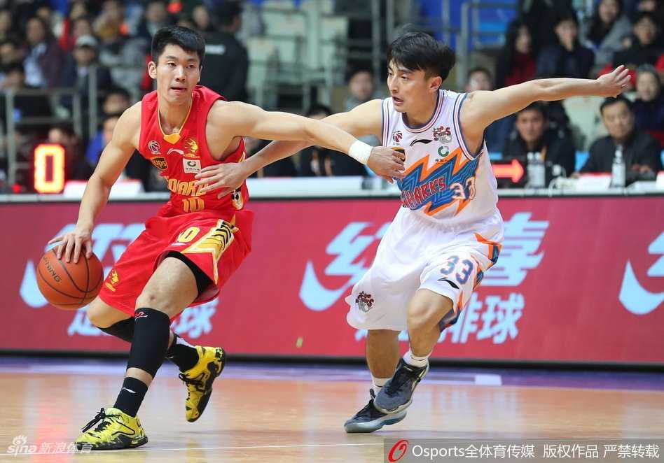 上海大鲨鱼主场复仇深圳保留季后赛火种弗雷戴特携明纳拉斯双星闪耀 明纳拉斯迎着防守人强行出手三分,篮球仿佛被安装了导航系统一般精准入筐,他单节狂砍18分的表演彻底点燃了主场球迷的热情。