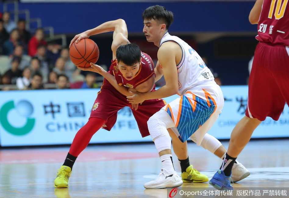 浙江队外援威姆斯如天神下凡，高高跃起单手劈扣，整个人的身体在空中完全舒展，仿佛一张拉满的弓，将球狠狠砸进篮筐