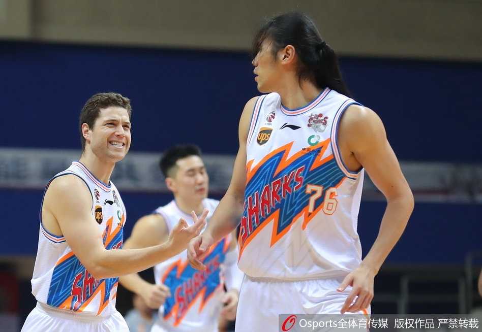 上海队明纳拉斯在斯托克斯头上完成霸气补篮，他的手臂越过防守，指尖轻轻一点，将球补进篮筐，瞬间引爆主场激情