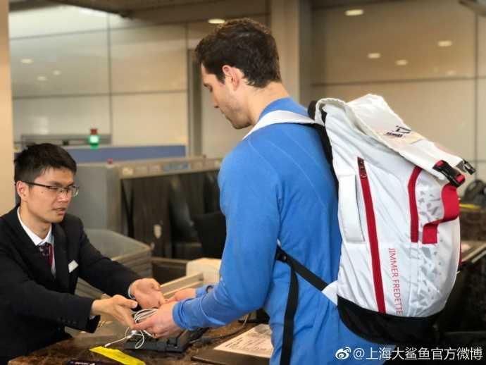 上海大鲨鱼双枪挥手告别:弗神与明纳拉斯踏上返美归途,球迷期待下赛季再战 尼克·明纳拉斯与父亲在机场同框,父子俩面带笑容并肩而立,明纳拉斯手中紧握证件,即将与父亲共同踏上归家的漫长旅途