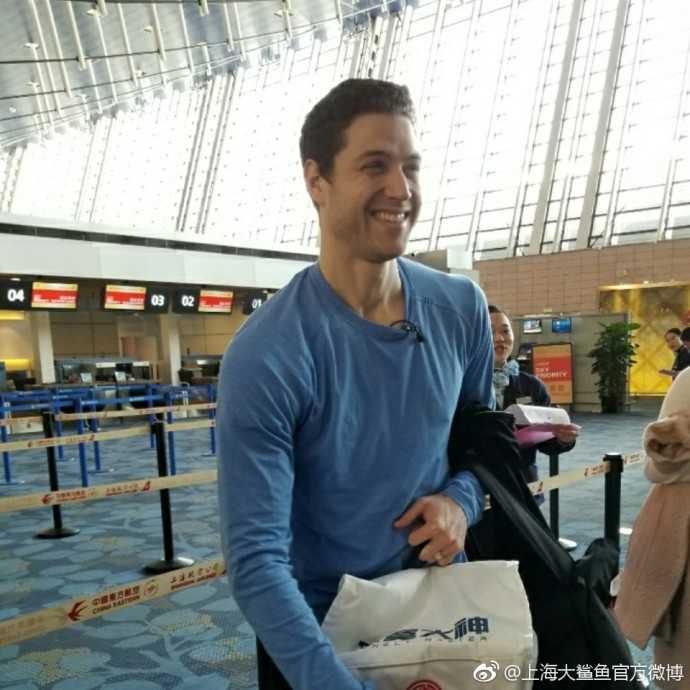 上海大鲨鱼双枪挥手告别:弗神与明纳拉斯踏上返美归途,球迷期待下赛季再战 弗雷戴特单手拖着巨大的黑色行李箱,背包上挂着可爱的玩偶,他低头查看手机,似乎在临行前最后感受着上海的信息与温度