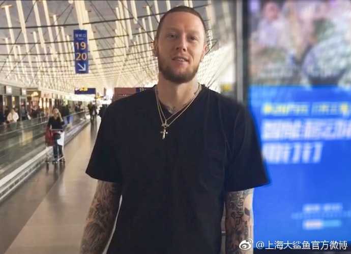 上海大鲨鱼双枪挥手告别:弗神与明纳拉斯踏上返美归途,球迷期待下赛季再战 明纳拉斯身披上海男篮战袍的赛场英姿,他在三分线外果断出手,眼神坚定,内线球员的身材却拥有着射手般的柔和手感