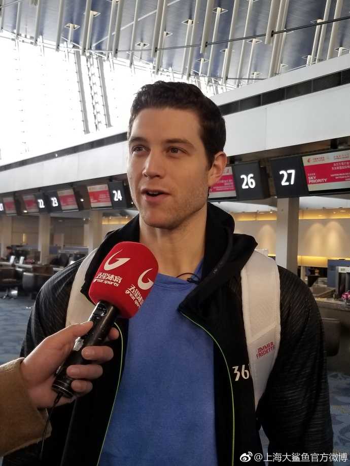 上海大鲨鱼双枪挥手告别:弗神与明纳拉斯踏上返美归途,球迷期待下赛季再战 弗雷戴特在比赛关键时刻持球进攻,面对防守者毫无惧色,场馆内灯光聚焦于他一人身上,孤独求败的王者之气尽显无遗