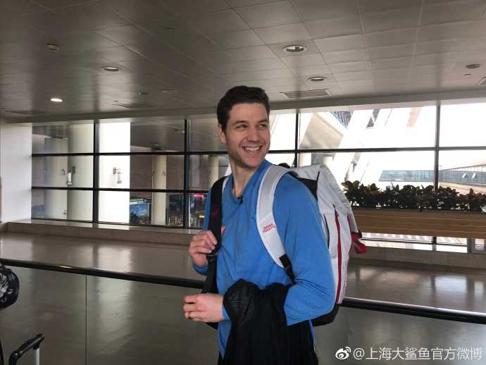 上海大鲨鱼双枪挥手告别:弗神与明纳拉斯踏上返美归途,球迷期待下赛季再战 吉默·弗雷戴特头戴时尚耳机,身着休闲深色卫衣,神情轻松地现身机场,微笑着向镜头竖起大拇指,仿佛在说上海我们下赛季见