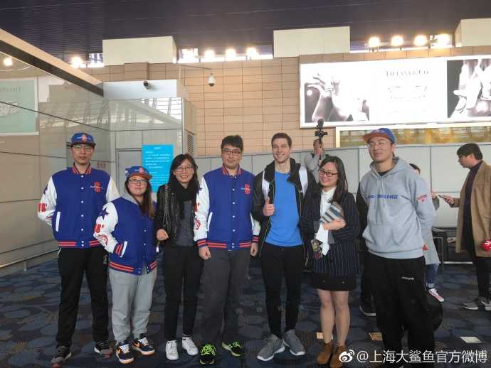 上海大鲨鱼双枪挥手告别:弗神与明纳拉斯踏上返美归途,球迷期待下赛季再战 上海男篮官方海报风格的图片,明纳拉斯与弗雷戴特背靠背站立,仿佛两尊守护神,身后是源深体育馆的璀璨灯火与球迷的助威声浪