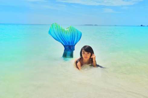 独照中，美人鱼宝贝双手合十，鱼尾自然铺开，宁静的神态中透出圣洁与美好。