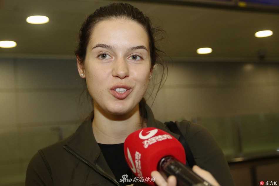 明纳拉斯面对镜头开心地竖起大拇指，他的新婚妻子在一旁微笑，两人仿佛在向上海这座城市和球迷们比赞，传递着积极的信号