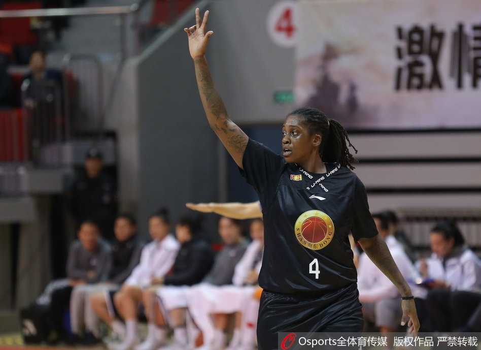 山东队外援凯泽尔在篮下强攻，上海队防守球员奋力封盖，空气中弥漫着紧张的气息。