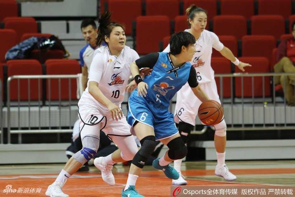 上海队核心球员面对辽宁队双人包夹，果断起跳突破上篮，身体在空中完全舒展